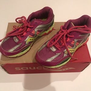 Young Girls Saucony tennis shoes